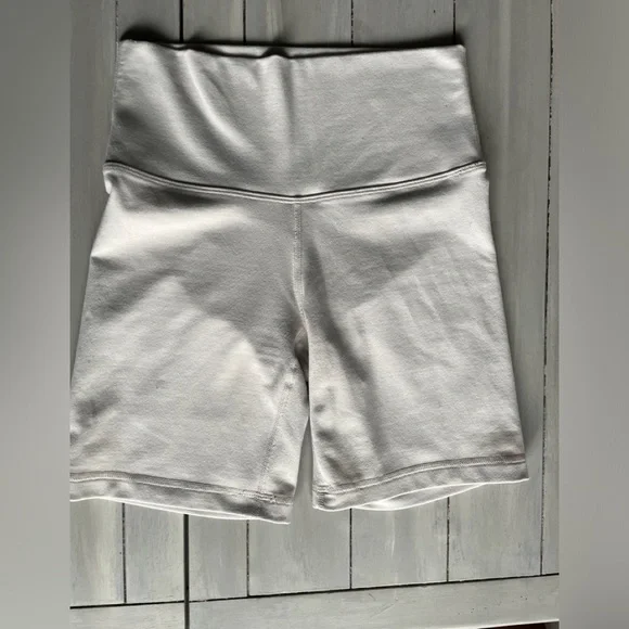 TnaBUTTER™ Atmosphere Hi-Rise 9" Short beige - Picture 3 of 3